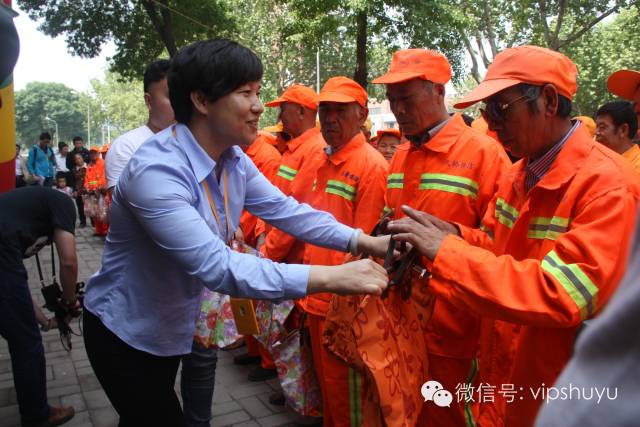 漱玉平民为百余名环卫工人赠送企业采购“防暑降温包”